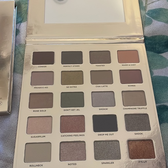 Iconic nice to naught eyeshadow pallet 20 Color’s - Picture 2 of 2